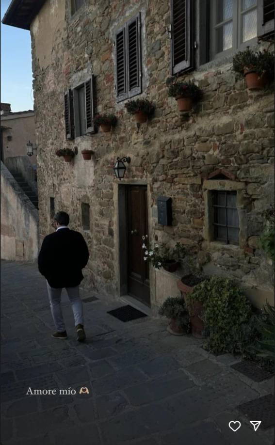 Michelles Salas no pierde oportunidad para demostrarle a sus seguidores lo enamorada que está de su esposo, tomándole fotos desapercibidas y colocándole: “Amore mío”. 