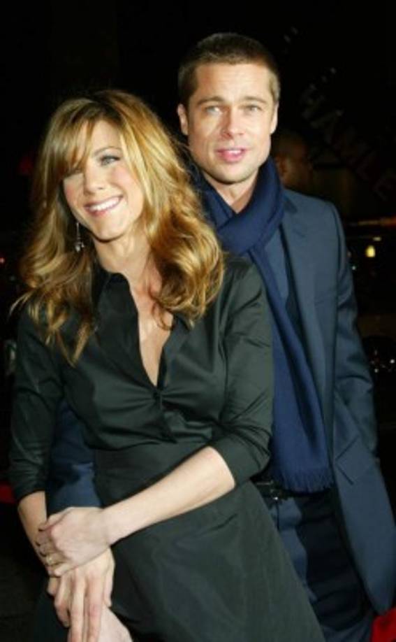 En septiembre de 2004 la pareja comenzó a tener complicaciones. En esa temporada el actor comenzó a grabar la película el Sr. y la Sra. Smith. A los pocos meses iniciaron el proceso de divorcio.