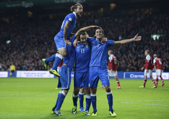 Italia salva un empate en visita a Dinamarca