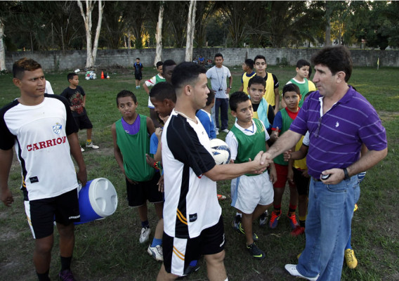 Héctor Vargas llegó a despedirse del Victoria