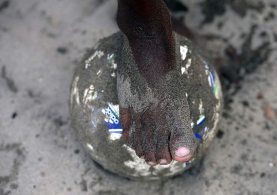Futbolistas en Honduras se forman en la playa y las barriadas