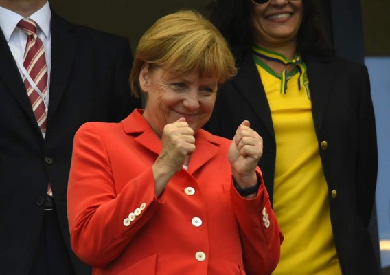 Una Merkel mucho más delgada celebra la goleada de Alemania