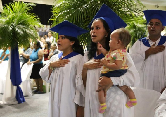 Bilingües concluyen con éxito plan de alfabetización