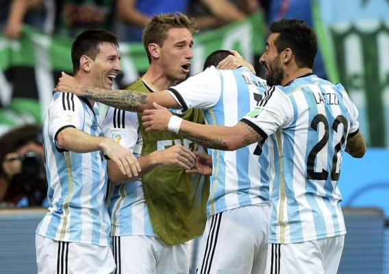 Un golazo de Messi sobre la hora clasifica a Argentina a octavos