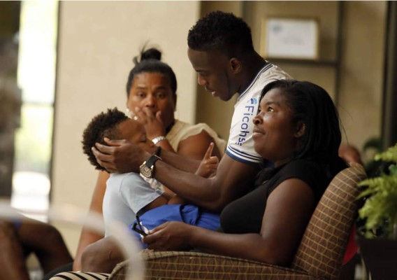 Maynor Figueroa recibe la cariñosa visita de sus hijos