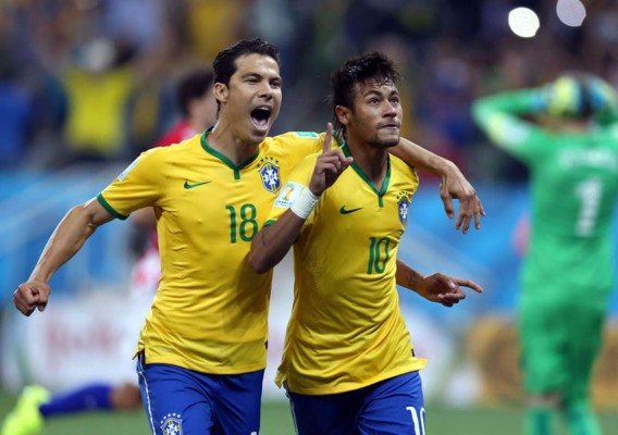 Neymar y un penal inexistente alivian el estreno de Brasil