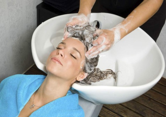Use champú con un pH neutro para tener un cabello sano