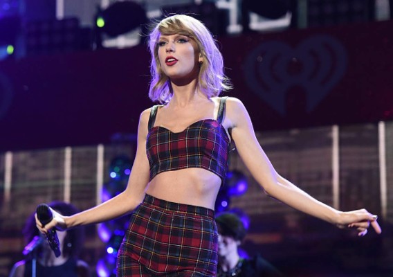 Taylor Swift presenta un video electrizante y aparentemente sin ropa interior