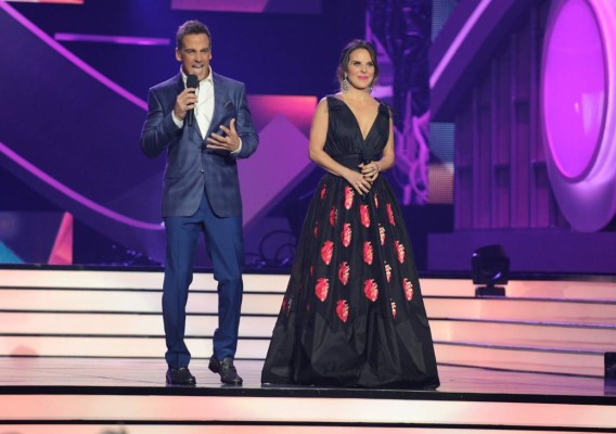 CORAL GABLES, FL - APRIL 27: Hosts Carlos Ponce and Kate del Castillo onstage at the Billboard Latin Music Awards at Watsco Center on April 27, 2017 in Coral Gables, Florida. Sergi Alexander/Getty Images/AFP