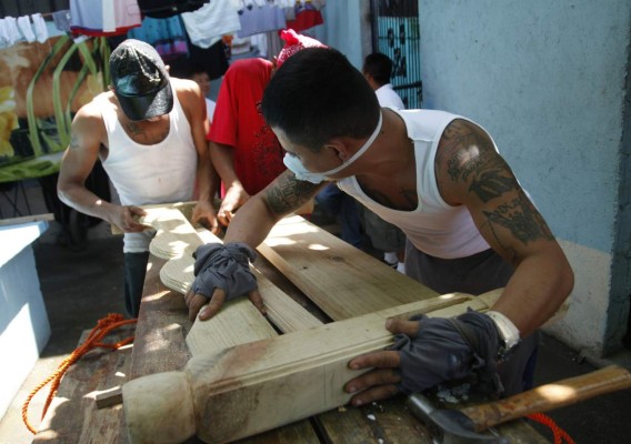 En jaulas reciben sol reos peligrosos en Honduras