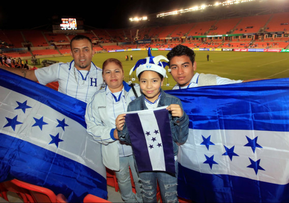 Afición catracha vibró con la Bicolor en Houston
