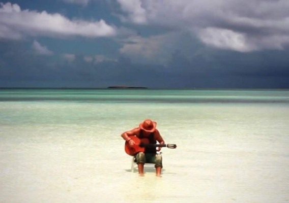 Ricardo Arjona presenta su nuevo sencillo del video grabado en Roatán