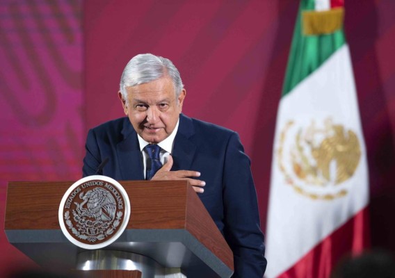 López Obrador cambia de postura y llama a 'quedarse en casa' ante aumento de casos de coronavirus