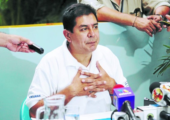 Ruelas andaba sin licencia, se pasó semáforo en rojo