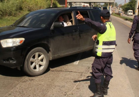 Tránsito decomisó 60 licencias en la noche del 24