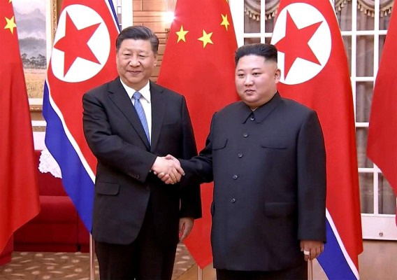 Xi promete a Kim Jong Un impulsar un acuerdo de paz en la región