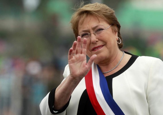 Chile congela sueldos de Bachelet por freno de la economía