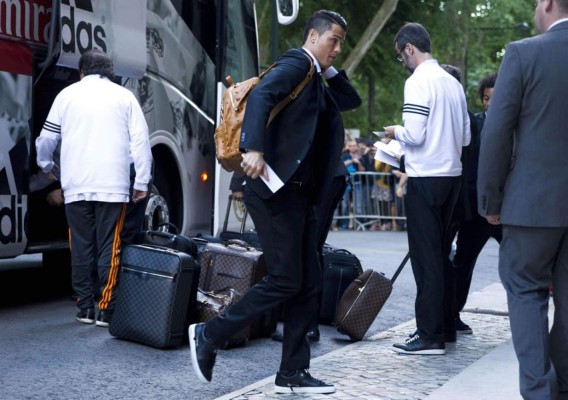 Real Madrid llegó a Lisboa y es recibido por decenas de aficionados