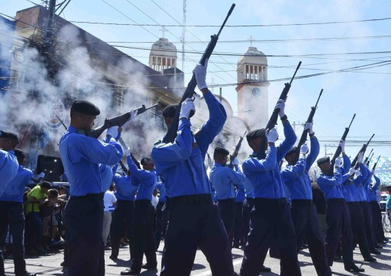 Con entusiasmo y civismo ceibeños celebran el cumpleaños de la Patria