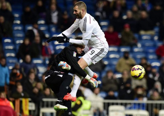 Benzema dejó noqueado a portero del Sevilla en un encontronazo