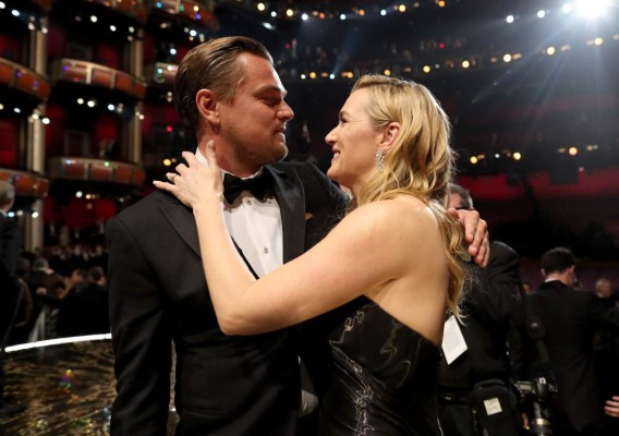 HOLLYWOOD, CA - FEBRUARY 28: Actor Leonardo DiCaprio (L) and Kate Winslet attend the 88th Annual Academy Awards at Dolby Theatre on February 28, 2016 in Hollywood, California. Christopher Polk/Getty Images/AFP== FOR NEWSPAPERS, INTERNET, TELCOS & TELEVISION USE ONLY ==