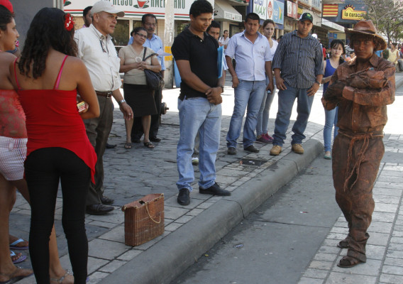 Curioso arte escénico en el parque sampedrano