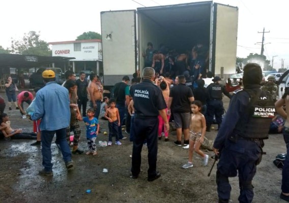 Video muestra rescate de migrantes hondureños abandonados en un tráiler en Veracruz  