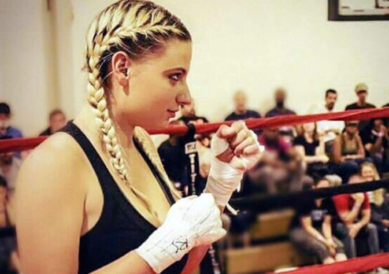 Luchadora cambió de categoría por el tamaño de sus pechos