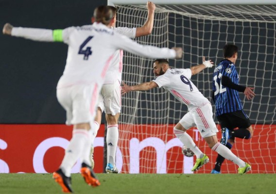 El delantero francés del Real Madrid, Karim Benzema (2d), celebra el primer gol del equipo madridista durante el encuentro correspondiente a la vuelta de octavos de final de la Liga de Campeones que disputan frente al Atalanta en el estadio Alfredo di Stéfano, en Madrid. EFE/Juanjo Martín.