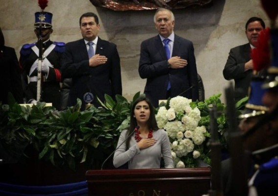 En apuros diputados con entonación completa del Himno Nacional