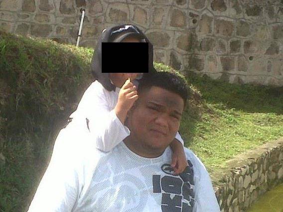 Fotografía de Izaguirre Fuentes junto a su hijo. 