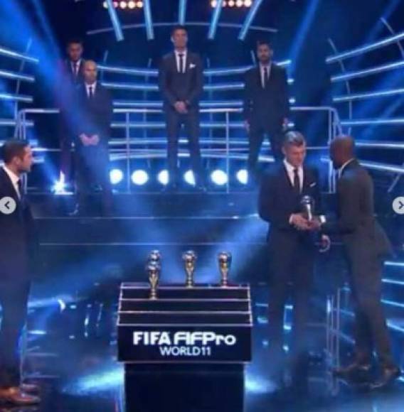 Momento en que Suazo le daba el reconocimiento del 11 ideal al volante Kroos del Real Madrid.
