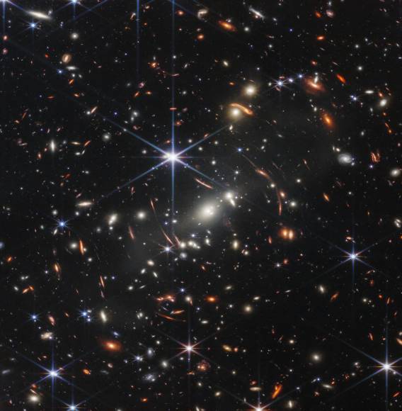 La NASA reveló ayer la “imagen infrarroja más profunda y nítida del universo primitivo”, apuntando unos 13,000 millones de años hacia atrás, que muestra las primeras galaxias formadas poco después del Big Bang y presenta objetos de luz tenue que nunca habían sido observados.