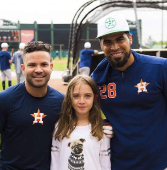 La pequeña se mantiene bien ocupada entre sus estudios y diversión. En esta foto junto a dos beisbolistas venezolanos, José Altuve y Robinson Chirinos de los Astros de Houston de las Grandes Ligas.