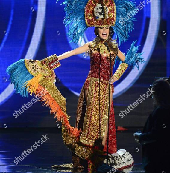 Otra que estuvo involucrada en polémica fue Iroshka Elvir, ya que en 2015 que fue a participar al Miss Universo representando a Honduras, lució un traje típico de calaveras creado por un diseñador nicaragüense. El mismo fue inspirado en la muerte de los mayas. Y a eso le agregamos que su penacho y top no estaban a la medida de nuestra representante. 