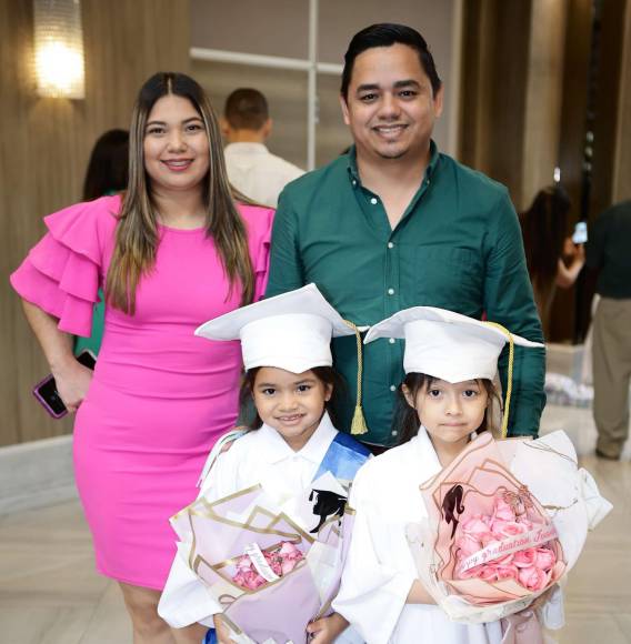 Fundación Mhotivo celebró a sus más pequeños estudiantes, quienes han culminado exitosamente sus estudios de preescolar y lo han festejado en el salón Jerusalén del Club Hondureño Árabe. Asimismo, la Misión Comercial de New Orleans, conformado por varios empresarios, visitó la gala, en la que también aportaron una cantidad de 100 mil lempiras en beneficio de la noble labor que desempeña la institución educativa. En la fotografía posan Ivis Gómez, Sofía Midence, Ivanna González y Nelson Midence. 