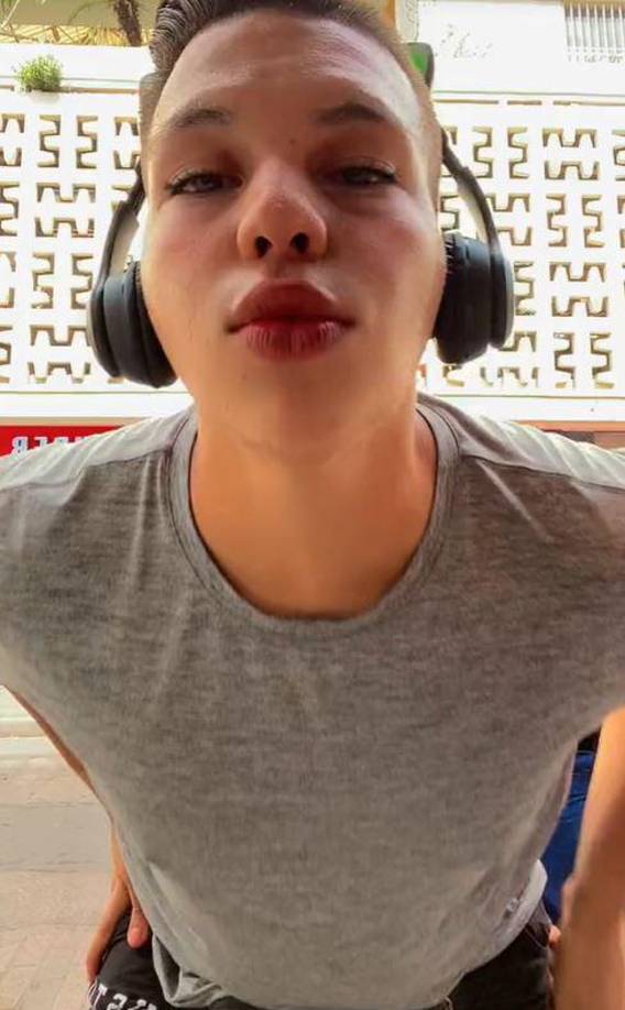 En internet había ganado seguidores porque solía mostrar cómo al salir de clases se dirigía al centro de la ciudad para vender artículos.