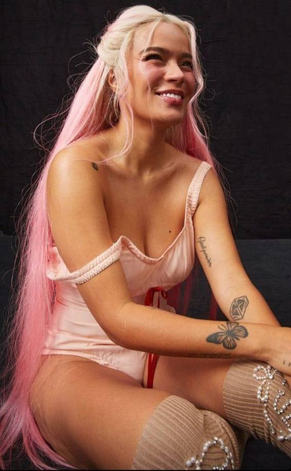 Los fans de La Bichota conocidos popularmente como “Karolovers”, inundaron las plataformas digitales con mensajes de felicidad, anticipación y cuestionándose sobre el futuro padre. 