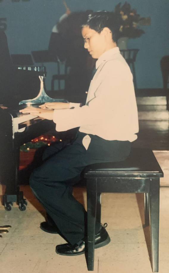 Desde pequeño, David demostró tener habilidades artísticas, por lo que sus padres lo inscribieron en la escuela de Aplicación Musical para desarrollar su potencial.