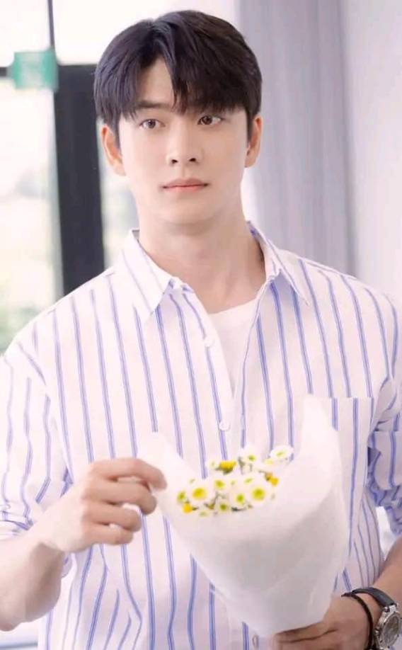 Entre otras curiosidades, el actor ha dicho que le encanta comer frutas por la noche. Sus frutas favoritas son la piña, el mango y las fresas.