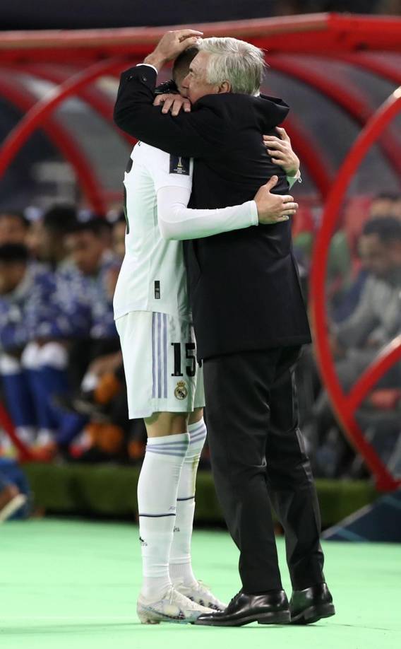 Carlo Ancelotti lo felicitó y le dio este cariñoso abrazo.