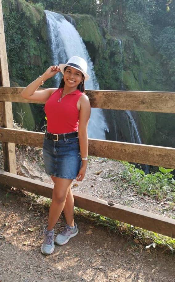 El verde paisaje combina perfecto con la blanca cascada, por lo que se sugiere vestir prendas coloridas para lograr efectos visuales asombrosos en sus fotografías.