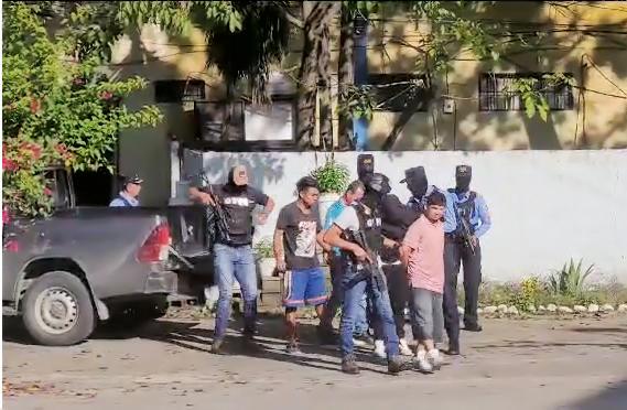 Caen cuatro miembros de Los Olanchanos con armas y drogas