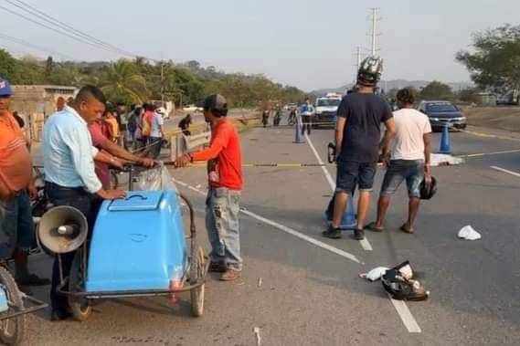 El cuerpo, que fue cubierto por una sábana blanca, quedó tirado en medio del pavimento. 