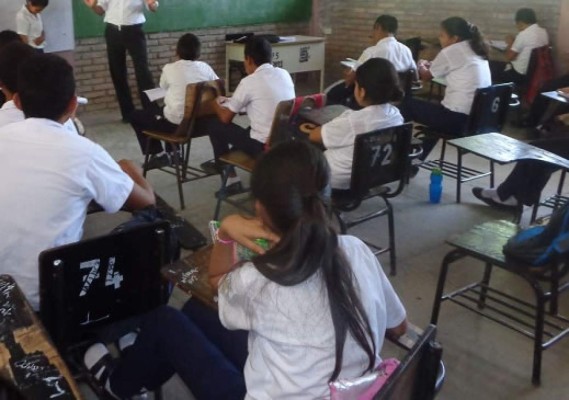 Acusan a maestra por pegarles a alumnos con una vara de guayabo