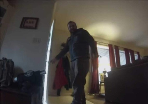 Las imágenes que ve este hombre de lo que hace su perro le parten el corazón. Foto YouTube.