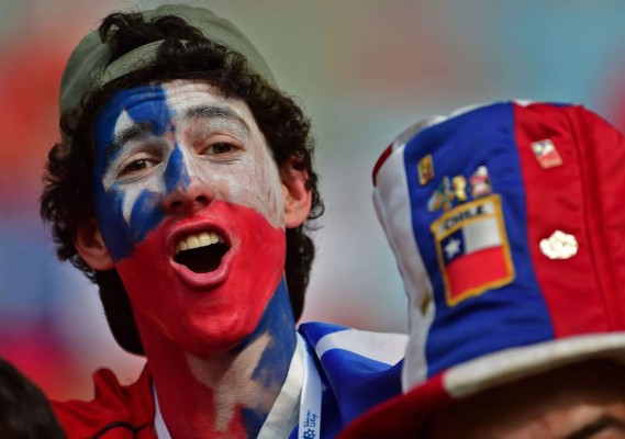 Marea roja de chilenos amenaza a los españoles