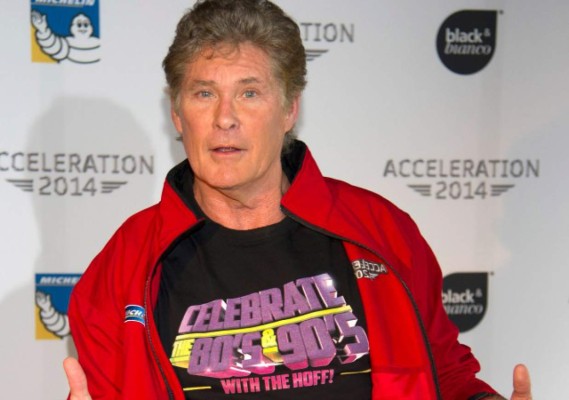 David Hasselhoff se pone una máscara de sí mismo para camuflarse