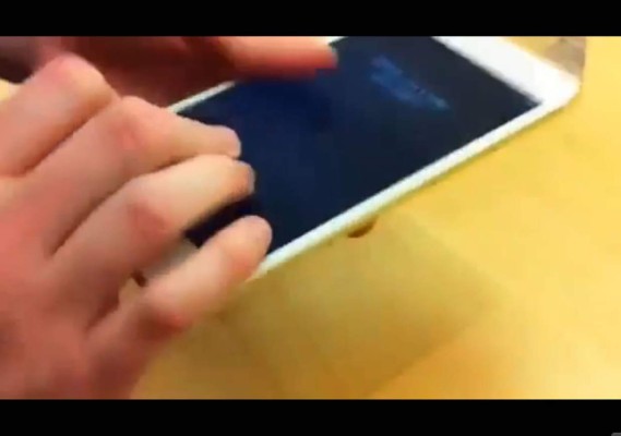 Entran a una tienda de Apple solo para doblar el iPhone 6