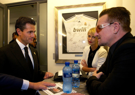 Bono y Charlize Theron en el funeral de Nelson Mandela